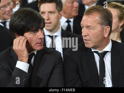 Ex tedesco portiere internazionali Andreas Koepke (a destra) e il team nazionale tedesco allenatore Joachim Loew frequentare il servizio funebre per l'ex presidente di Stoccarda football club e la Federazione Tedesca del Calcio nel Domkirche San Eberhard a Stoccarda il 27 agosto 2015 Foto: ULI DECK/dpa Foto Stock