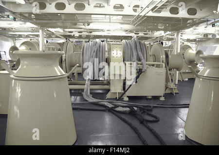 Winches di tonneggio su una nave di grandi dimensioni Foto Stock