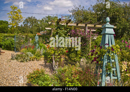 Due bella mano mano dipinto di blu obelischi in un paese di lingua inglese giardino in Norfolk Foto Stock