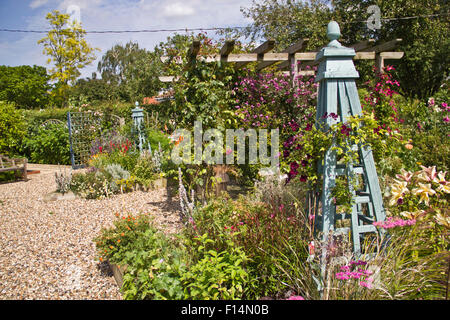 Due bella mano mano dipinto di blu obelischi in un paese di lingua inglese giardino in Norfolk Foto Stock