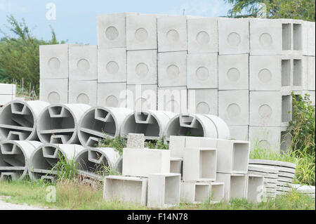 Vari tipi di manufatti prefabbricati in calcestruzzo per scarichi idrici Foto Stock