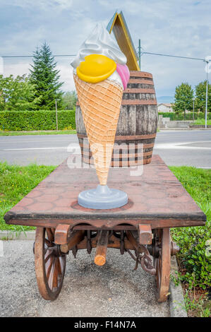 Fattoria con carrello in plastica di grandi dimensioni di gelato e una botte di vino Foto Stock