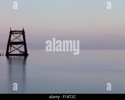 Parte di Brighton West abbandonati Pier, sunrise, mare calmo Foto Stock