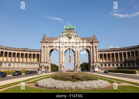 Arco trionfale Arcade du Cinquantenaire nel centro del parco del Cinquantenario a Bruxelles. Agosto 21, 2015 a Bruxelles, in Belgio Foto Stock