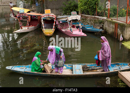 India, Jammu e Kashmir Srinagar, dal lago, tre colorfully vestito donne locali in barca shikara Foto Stock