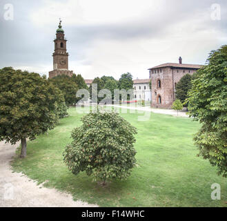 Royal cortile e del Bramante tower. Vigevano, Lombardia. Italia Foto Stock