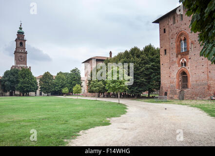 Royal cortile e del Bramante tower. Vigevano, Lombardia. Italia Foto Stock