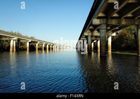 Il bacino di Atchafalaya Bridge e la Interstate 10 (I-10) autostrada su Louisiana bayou Foto Stock