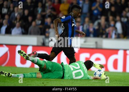 Jan Breydel Stadium, Bruges, Belgio. 26 Ago, 2015. La UEFA Champions League. Club Brugges KV contro Manchester United, gamba 2. Diaby Abdoulay in avanti del Club Brugge tenta di aggirare Sergio Romero il portiere del Manchester United Credito: Azione Sport Plus/Alamy Live News Foto Stock