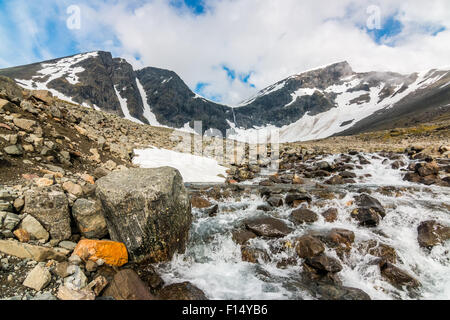 Acqua correre verso il basso dal Kebnekaise in Svezia. Foto Stock