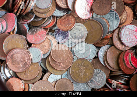 Collezione di monete in inglese. Sterlina monete di denaro contante in vari tagli dal di sopra. Inghilterra Regno Unito Gran Bretagna Foto Stock