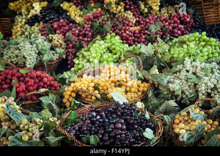 Varietà di uve diverse in cesti di vimini. Foto Stock