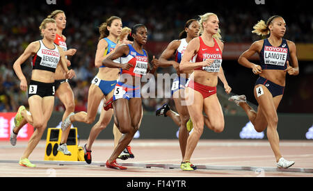 (150827) -- PECHINO, Agosto 27, 2015 (Xinhua) -- atleti competere durante la donna 800m semifinale presso la IAAF 2015 Campionati del mondo presso il "nido" dello Stadio Nazionale di Pechino, capitale della Cina, e il agosto 27, 2015. (Xinhua/Yue Yuewei) Foto Stock