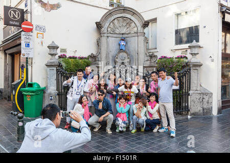 Bruxelles, Belgio - 22 ago: turisti cinesi di scattare le foto alla statua Manneken Pis a Bruxelles. Agosto 22, 2015 a Bruxelles Foto Stock