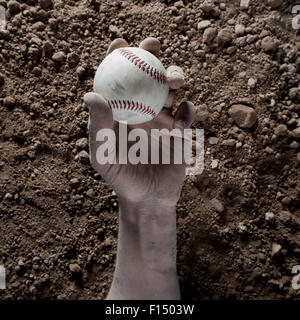 Studio stretta di mano d'uomo azienda baseball Foto Stock