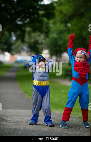 Giochi di infanzia: pre-teen scuola primaria età bambino giocare all'aperto  su una serata estiva, vestito come supereroe dei fumetti Spiderman. Regno  Unito Foto stock - Alamy