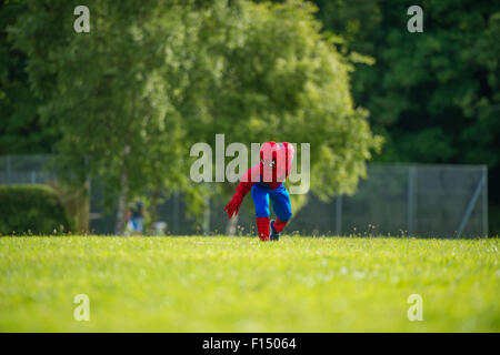 Giochi Infantili - ragazzo giovane vestito come Batman : pre-teen scuola  primaria età bambino giocare all'aperto su una serata estiva, vestito come  supereroe dei fumetti. Regno Unito Foto stock - Alamy