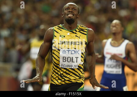 Pechino, Cina. Il 27 agosto, 2015. Usain Bolt della Giamaica reagisce dopo la Uomini 200m Finale al 2015 IAAF Campionati del mondo presso il "nido" dello Stadio Nazionale di Pechino, capitale della Cina, e il agosto 27, 2015. La vite secondo il titolo della manifestazione con un tempo di 19,55 secondi. Credito: Gong Lei/Xinhua/Alamy Live News Foto Stock