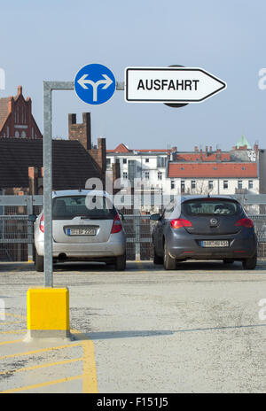 Berlino, Germania, segni su una piattaforma di stazionamento Foto Stock