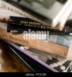 Libri. Una pila di libri, in prospettiva Foto stock - Alamy