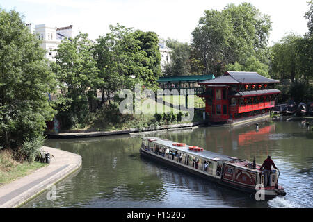 Stella Meridionale Cumberland Basin con il suo floating ristorante cinese il Feng Shang Princess e di un turista canal boat, London, Regno Unito Foto Stock