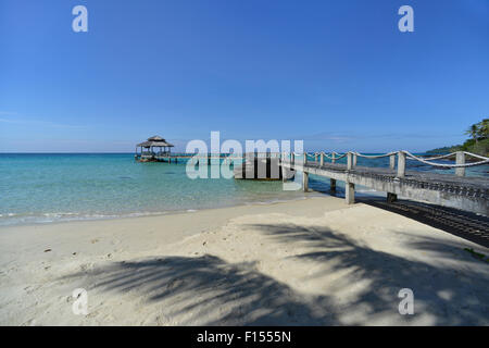 Ponte di legno in Ao Ngam Kho a Koh Kood, Trat in Thailandia Foto Stock