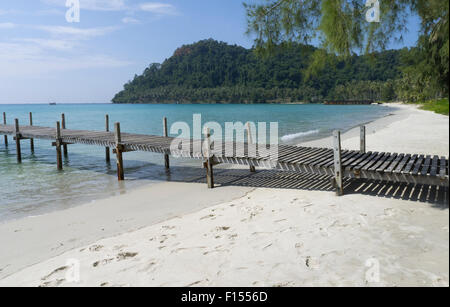 Ponte di legno in Ao Ngam Kho a Koh Kood, Trat in Thailandia Foto Stock