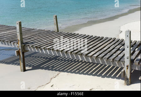 Ponte di legno in Ao Ngam Kho a Koh Kood, Trat in Thailandia Foto Stock
