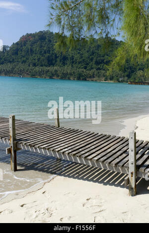Ponte di legno in Ao Ngam Kho a Koh Kood, Trat in Thailandia Foto Stock