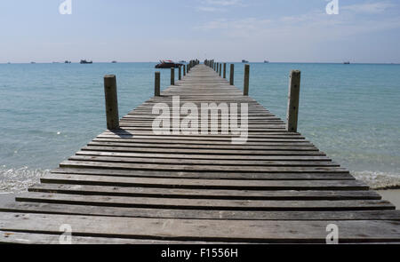 Ponte di legno in Ao Ngam Kho a Koh Kood, Trat in Thailandia Foto Stock
