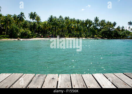 Ponte di legno in Ao Ngam Kho a Koh Kood, Trat in Thailandia Foto Stock