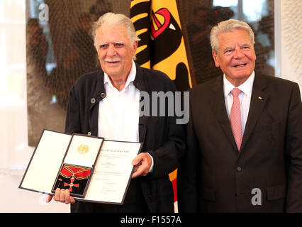 Il Presidente tedesco Joachim Gauck presenta cameraman Michael Ballhaus con la Gran Croce al merito con nastro in castello di Bellevue di Berlin, Germania, 27 agosto 2015. Foto: WOLFGANG KUMM/dpa Foto Stock