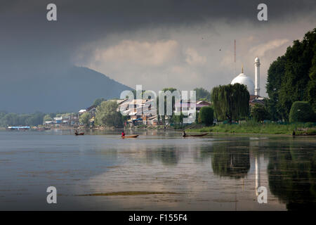 India, Jammu e Kashmir Srinagar, Hazratbal Shrine, contenente la sacra dei capelli del Profeta Maometto accanto, dal lago Foto Stock