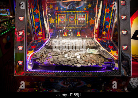 Coin pusher macchina di gioco d'azzardo Foto Stock