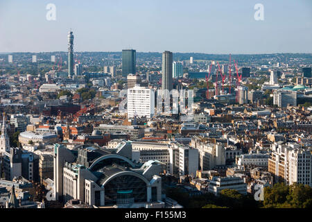 26 Settembre 2008 - vista aerea di Londra con la BT Tower e la stazione ferroviaria di Charing Cross come si vede dal London Eye Foto Stock