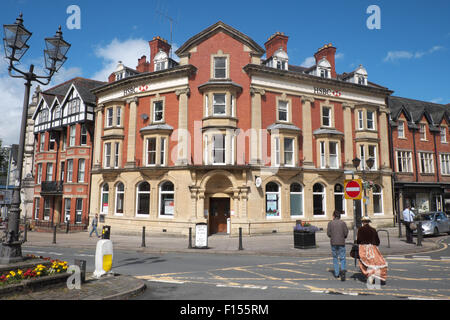 Llandrindod Wells Powys Galles architettura vittoriana ora una filiale della banca HSBC nel centro del Galles Foto Stock