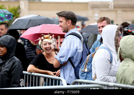 Bromley, Regno Unito. Il 27 agosto 2015. Persone in fila per i biglietti di ingresso per il Banksy Dismaland Fun Park in Weston-s-Mare rimangono in alta spiriti. Nonostante la pioggia e semplicemente detto che non ci sono più posti disponibili. Local Royalist Terry Hutt ha fatto il suo modo intorno alla folla tenerli impegnati. Credito: Stephen Hyde/Alamy Live News Foto Stock