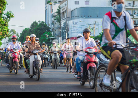 Ho Chi Minh City il traffico, rush serale ore di traffico lungo Dong Cong Quynh nel centro di Saigon, a Ho Chi Minh City, Ho Chi Minh, Vietnam. Foto Stock