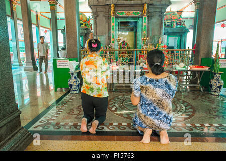 Le donne di pregare il Vietnam, due donne a pregare nella Mariamman tempio indù di Ho Chi Minh City, Vietnam, Foto Stock