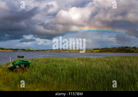 Ardara, County Donegal, Irlanda. Il 27 agosto 2015. In Irlanda il meteo. Un arcobaleno appare più di canneti e barche di pescatori sulla costa dell'Oceano Atlantico. Credito: Richard Wayman/Alamy Live News Foto Stock