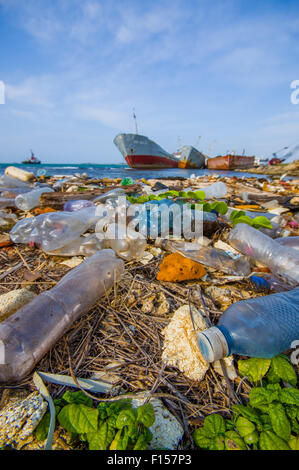 Il Colon, Panama - 15 Aprile 2015: Rifiuti e inquinamento il lavaggio sulle rive della spiaggia nella città di Colon a Panama Foto Stock