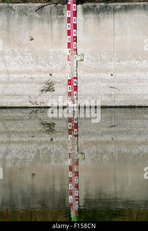 Livello acqua indicatore di misurazione utilizzato per monitorare i livelli dell'acqua. Foto Stock