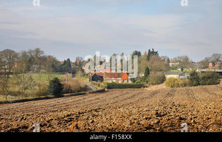 Un inglese un paesaggio rurale con campo arato e il borgo di Winchmore Hill in Chilterns Foto Stock