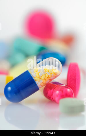 Pills isolati su sfondo bianco Foto Stock