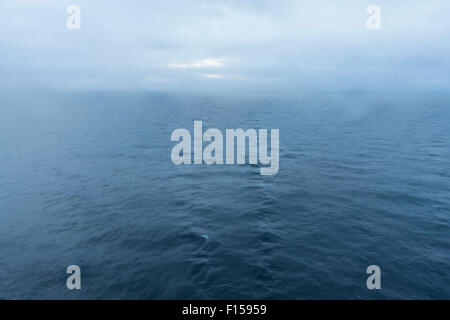 La vista di un oblò su un canale trasversale ferry PHILLIP ROBERTS Foto Stock