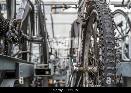 Molti commuter Biciclette parcheggiate e bloccato al di fuori di una stazione ferroviaria a Chelmsford Essex in agosto 2015 forniscono ecologici tra Foto Stock