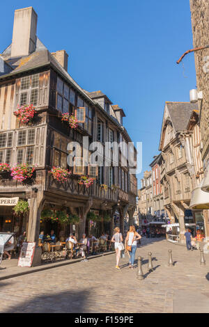 La metà degli edifici con travi di legno a Dinan nel nord-ovest della Francia luglio 2015 PHILLIP ROBERTS Foto Stock