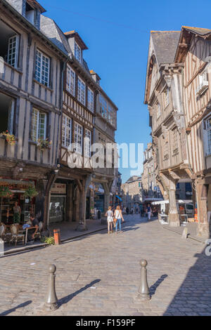 La metà degli edifici con travi di legno a Dinan nel nord-ovest della Francia luglio 2015 PHILLIP ROBERTS Foto Stock