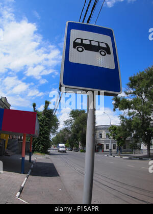 Cartello stradale con una foto di una fermata su una strada di città con ampio angolo di visualizzazione di distorsione Foto Stock