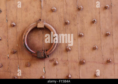 Porta respingente sul ferro costellata della porta all'ingresso del Castello Dordogne, Francia Foto Stock